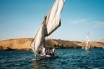 P felucca i frisk br ved Aswan